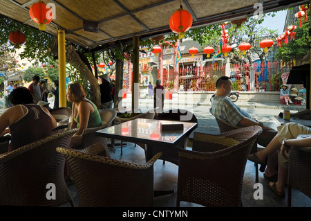 Horizontale Außenansicht des Hội Quảng Quán Triệu, Quang Trieu Aula, von einem Café im Zentrum von Hoi An, Vietnam. Stockfoto