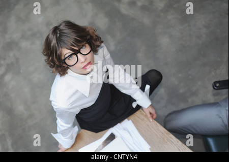 Draufsicht der Geschäftsfrau auf Schreibtisch Stockfoto