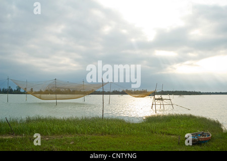 Horizontale Ansicht leere Fischernetze Lưới Cá, warten darauf, in der Mekong-Delta über Nacht abgesenkt werden. Stockfoto