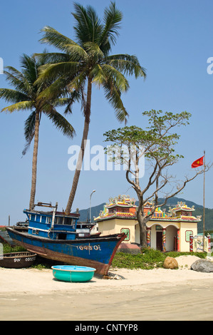 Vertikale Ansicht des traditionellen Fischerboote am Strand von Da Nang in der zentralen Küste von Südvietnam, an einem sonnigen Tag. Stockfoto