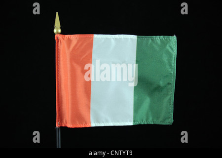 Die Nationalflagge der Republik Irland auf einem schwarzen Hintergrund. Stockfoto