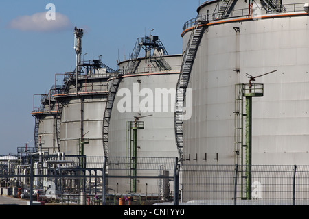 Eine Reihe von Gastanks mit Feuerlöschern in einem Industriegebiet von Wien Stockfoto