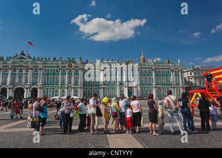 Russland, Sankt Petersburg, Center, Dvotsovaya Square, Winterpalast und Eremitage mit Besuchern, NR Stockfoto