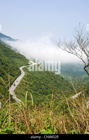 Vertikale Weitwinkelaufnahme entlang der Annamitischen Bergkette und die Haarnadel Kurven entlang den Hai-Van-Pass. Stockfoto