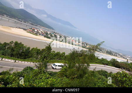 Horizontale Ansicht vom Hải schließt Pass der Hai-Van-Halbinsel und der angrenzenden Son Tra Insel im Südchinesischen Meer Stockfoto