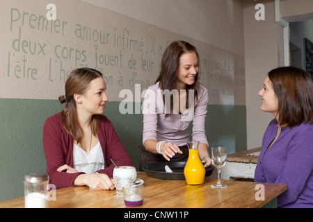 Kellnerin serviert Frauen im café