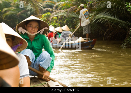 Horizontale Nahaufnahme Portrait von lokalen vietnamesischen Durchführung Boot Touren durch das Mekong Delta, Vietnam Stockfoto