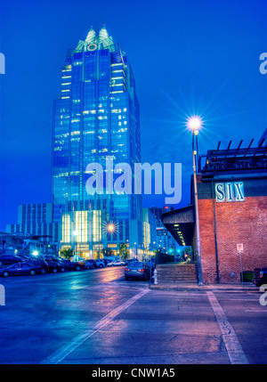 Die Ecke des 4. und Colorado mit Austins Ikone Frost Turm im Hintergrund. Stockfoto