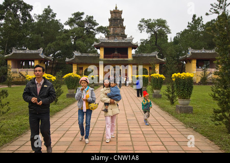 Horizontale Ansicht der Thien Mu Pagode (Chùa Thiên Mụ) Eine historische Tempel im Zentrum von Hue mit dem Nhân Từ Turm im Hintergrund, Vietnam Stockfoto