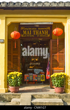 Vertikale Nahaufnahme von einem traditionellen Souvenir shop Front in Hoi An Altstadt, Vietnam an einem sonnigen Tag. Stockfoto