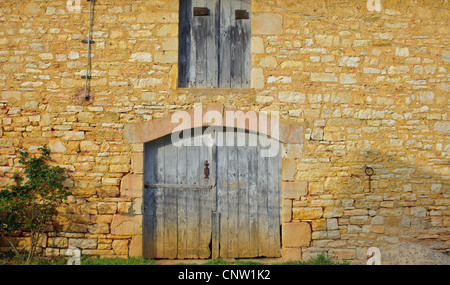 Holztüren in alten französischen Stein Scheunen in Südfrankreich Stockfoto