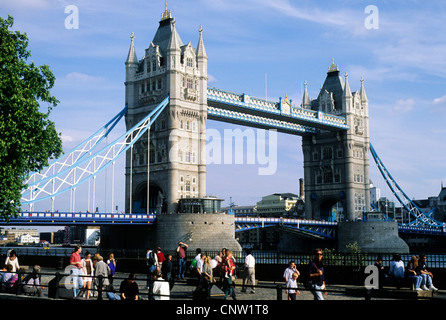Tower Bridge, London, vom Tower of London England UK English verbindet Menschen Stockfoto