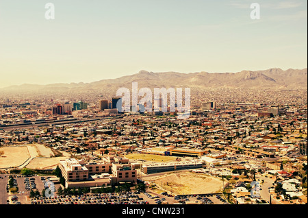 Blick auf El Paso Skyline von Franklin Mountains State Park. Ciudad Juarez ist im Hintergrund. Stockfoto