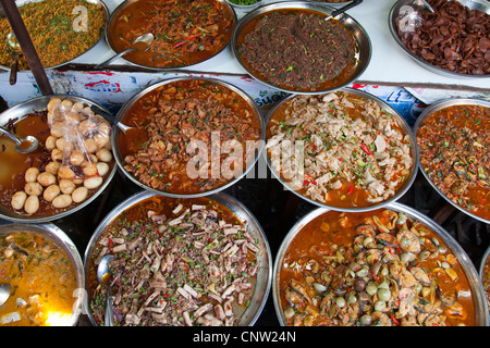 Thailändisches Essen in Khlong Toey Markt in Bangkok, Thailand Stockfoto