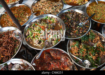 Thailändisches Essen in Khlong Toey Markt in Bangkok, Thailand Stockfoto