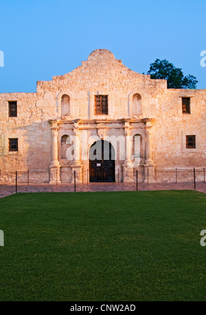 Die Alamo in San Antonio, TX in der Abenddämmerung. Stockfoto