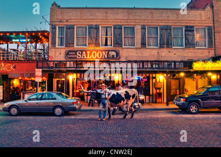 Fort Worth Stockyards Unterhaltungsviertel in der Abenddämmerung. Stockfoto