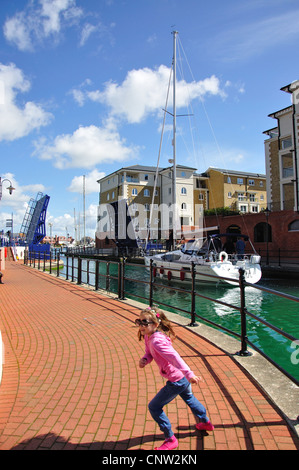 Marina Gehweg in Sovereign Harbour, Eastbourne, East Sussex, England, Vereinigtes Königreich Stockfoto