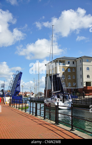 Marina Gehweg in Sovereign Harbour, Eastbourne, East Sussex, England, Vereinigtes Königreich Stockfoto