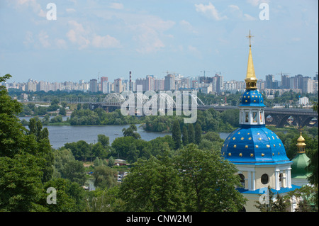 Blick auf Vydubychi Kloster, mit Blick auf den Dnjepr in der Wohngegend von Berezniaky, Kiew, Ukraine, Europa. Stockfoto