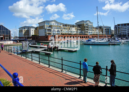 Marina Gehweg in Sovereign Harbour, Eastbourne, East Sussex, England, Vereinigtes Königreich Stockfoto