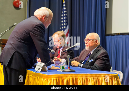 Hofstra Präsident Stuart Rabinowitz (stehend) mit Edward Rollins (rechts), mit Gouverneur Howard Dean, spricht am 19. April 2012 Stockfoto