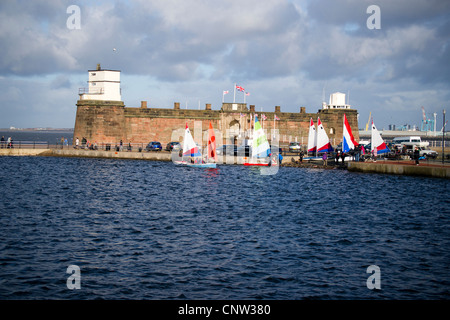 Jolle Segeln auf New Brighton Meeres-See. Stockfoto