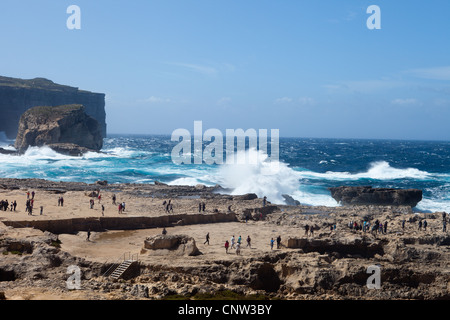 Hohe Wellen auf den Felsen am The Azure Window am Dwejra auf der Insel Gozo. Stockfoto