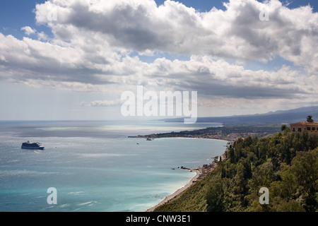 Ätna und Naxos Bucht von Taormina, Sizilien, Italien Stockfoto