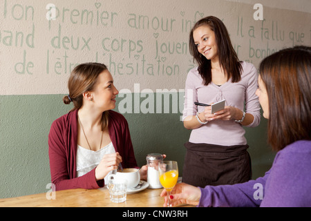 Frauen reden, Kellnerin im café Stockfoto