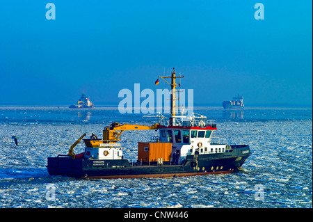 drei Schiffe auf der Unterelbe bei Cuxhaven bedeckt mit Treibeis, Deutschland, Niedersachsen Stockfoto