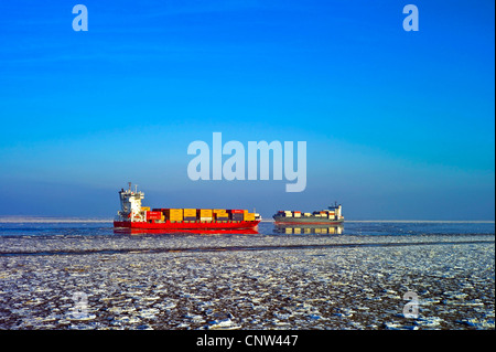 zwei Containerschiff auf der Unterelbe bei Cuxhaven bedeckt mit Treibeis, Deutschland, Niedersachsen Stockfoto