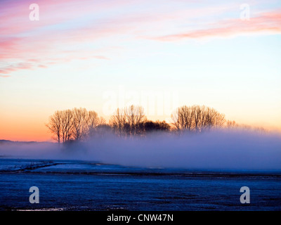 Sonnenaufgang über dem Teufelsmoor bei Worpswede mit dem Weyerberg im Hintergrund Stockfoto