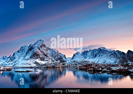 Sonnenaufgang über dem Olstind mit Reine Dorf im Vordergrund Stockfoto