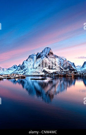 Sonnenaufgang über dem Olstind mit Reine Dorf im Vordergrund Stockfoto