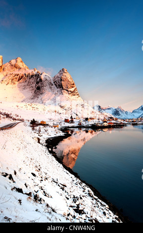 Sonnenaufgang über Narven und Reinebringen mit Reine Dorf im Vordergrund Stockfoto