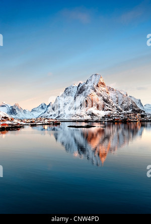 Sonnenaufgang über dem Olstind mit Reine Dorf im Vordergrund Stockfoto