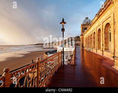 Licht des frühen Morgens auf der Terrasse und Scarborough Spa Stockfoto