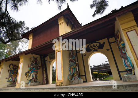 Horizontale Ansicht der Thien Mu Pagode (Chùa Thiên Mụ) Eine historische Tempel im Zentrum von Hue, Vietnam Stockfoto