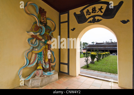 Horizontale Ansicht der Thien Mu Pagode (Chùa Thiên Mụ) Eine historische Tempel im Zentrum von Hue, Vietnam Stockfoto