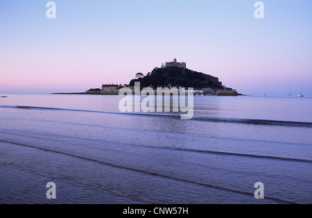 Vereinigtes Königreich, Großbritannien, England, Cornwall, Marazion, St.Micheal Mount in der Morgendämmerung Stockfoto