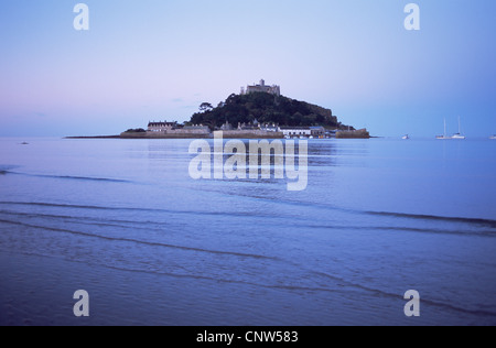 Vereinigtes Königreich, Großbritannien, England, Cornwall, Marazion, St.Micheal Mount in der Morgendämmerung Stockfoto