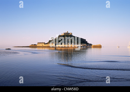 Vereinigtes Königreich, Großbritannien, England, Cornwall, Marazion, St.Micheal Mount in der Morgendämmerung Stockfoto