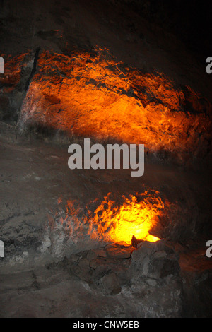 Tunnel in vulkanischem Gestein beleuchtet von glühender Lava, Kanarische Inseln, Lanzarote Stockfoto