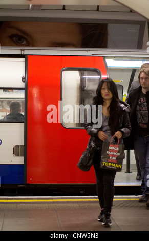 London U-Bahn-Pendler am Bahnsteig steigen aus dem Zug, mit Victoria Line Zug im Hintergrund, London UK Stockfoto