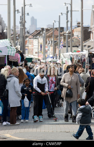 Walthamstow Hautpstraße-Shopper unter den Ständen im Markt unter freiem Himmel Stockfoto