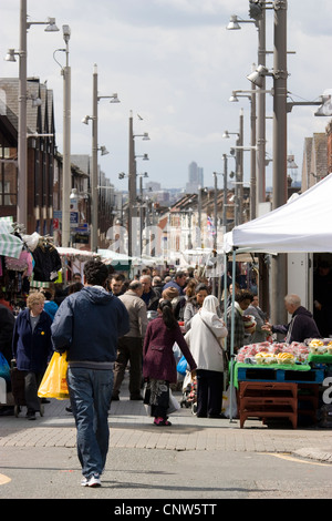 Walthamstow Hautpstraße-Shopper unter den Ständen im Markt unter freiem Himmel Stockfoto