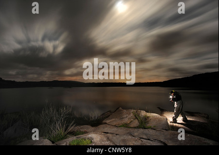 Photograher in der Nacht am Lago di Baratz, Italien, Sardinien, Lago d'Baratz Stockfoto