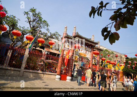 Horizontale Außenansicht der Touristen am Eingang des Hội Quảng Quán Triệu, Quang Trieu Aula, in Hoi An, Vietnam Stockfoto