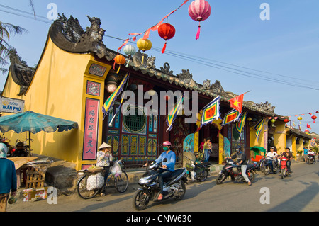 Horizontale Ansicht von Guan Yu Tempel entlang der Tran Phu Street in Hoi An Altstadt an einem sonnigen Abend. Stockfoto